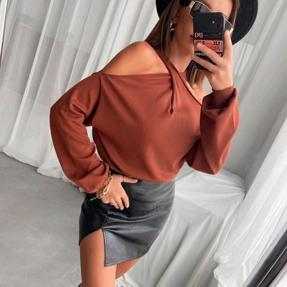 Cut Out Criss Cross Cold Shoulder Sweater - Picture 5 of 9